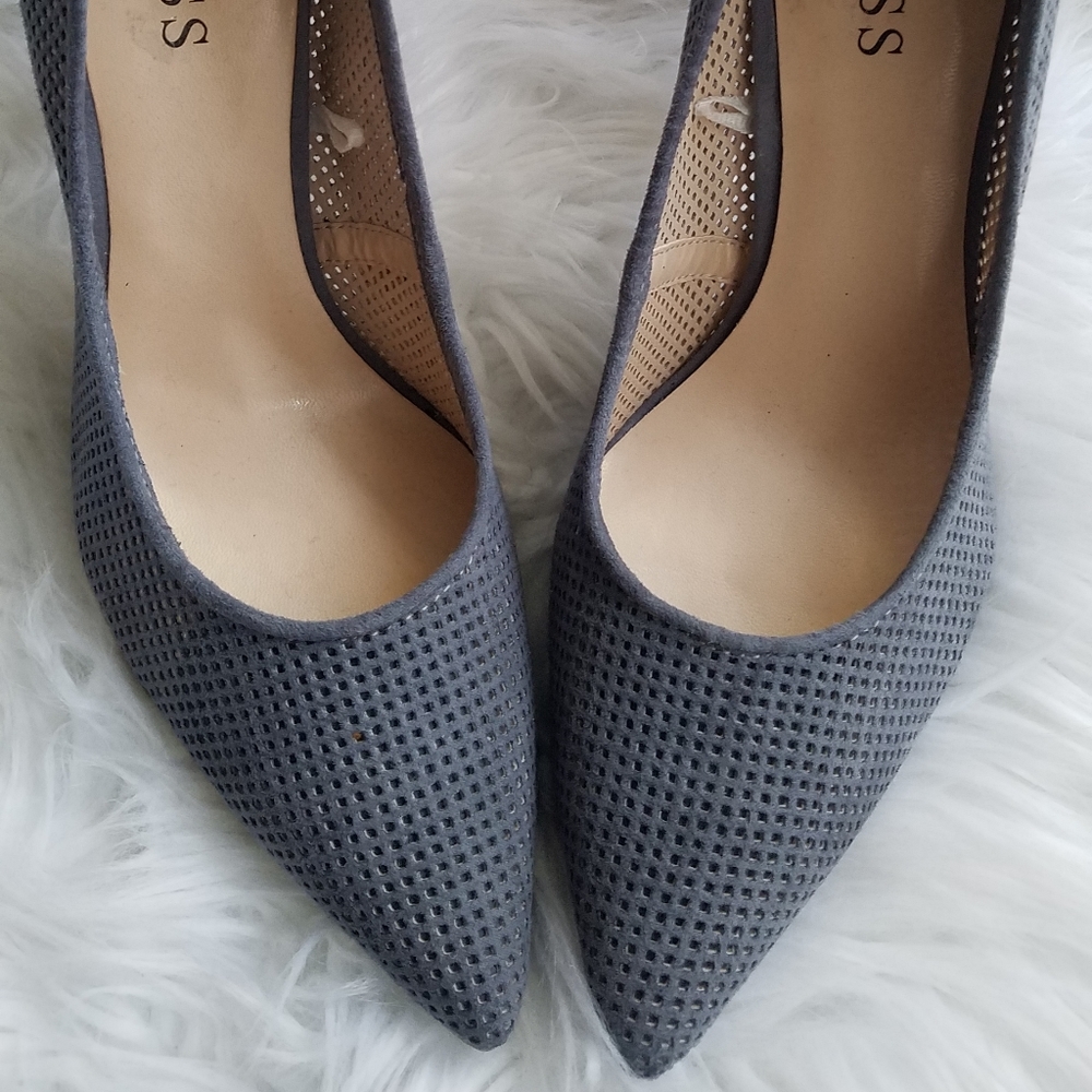 Grey pointed pumps